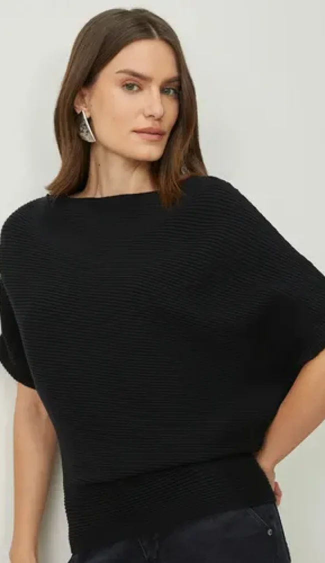 15347958752-blusa-tricot-assimetrica-preta-estoque.webp