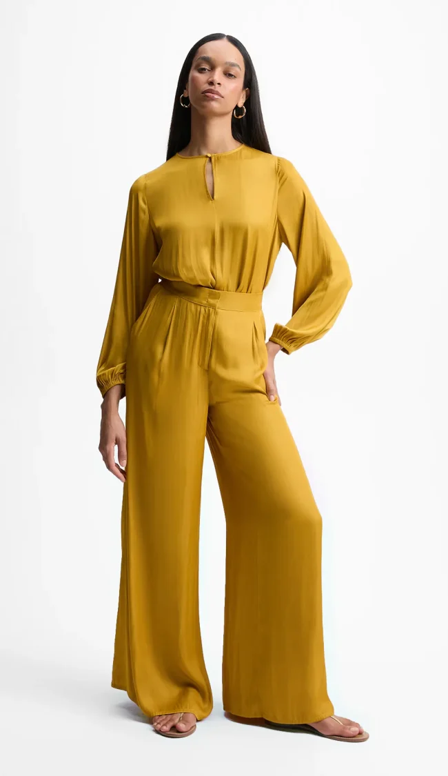 15368118518-calca-alfaiatada-cetim-mostarda-shoulder.webp